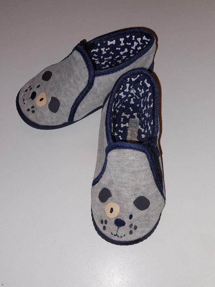 Pantoufles bébé pointure 23, Kinderen en Baby's, Babykleding | Schoentjes en Sokjes, Gebruikt, Jongetje of Meisje, Slofjes, Ophalen