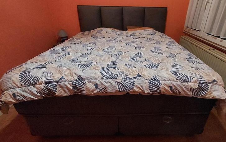Lit boxpring avec une table de nuit, Huis en Inrichting, Slaapkamer | Boxsprings, Zo goed als nieuw, 180 cm, 200 cm, Tweepersoons