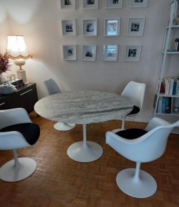 90 tot 180 tulipe tafels Eero Saarinen. Tulipe fauteuils  beschikbaar voor biedingen