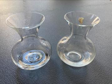 Mini vaasjes in glas beschikbaar voor biedingen