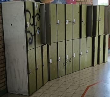 Oude zwembadlockers. beschikbaar voor biedingen