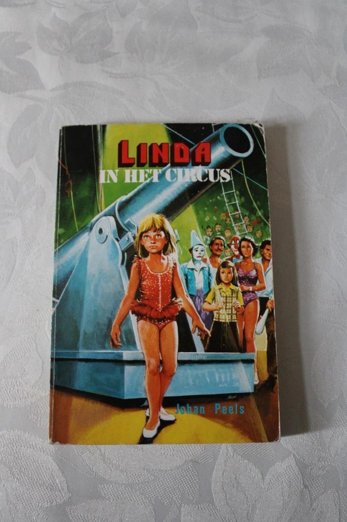 Linda in het circus - Johan Peels, Livres, Livres pour enfants | Jeunesse | 10 à 12 ans, Utilisé, Fiction, Enlèvement ou Envoi