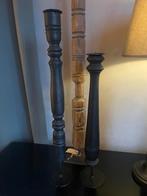 2 zwart hoge kandelaars en houten ornament op statief, Huis en Inrichting, Woonaccessoires | Kandelaars en Kaarsen, Ophalen, .