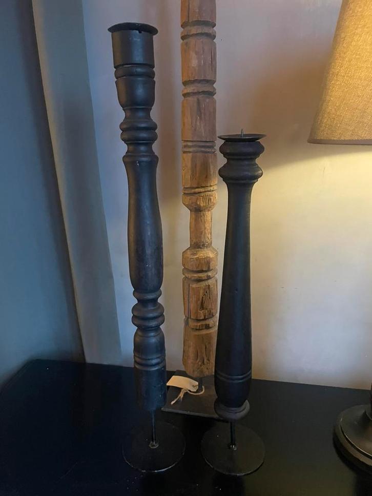 2 zwart hoge kandelaars en houten ornament op statief, Huis en Inrichting, Woonaccessoires | Kandelaars en Kaarsen, Kandelaar