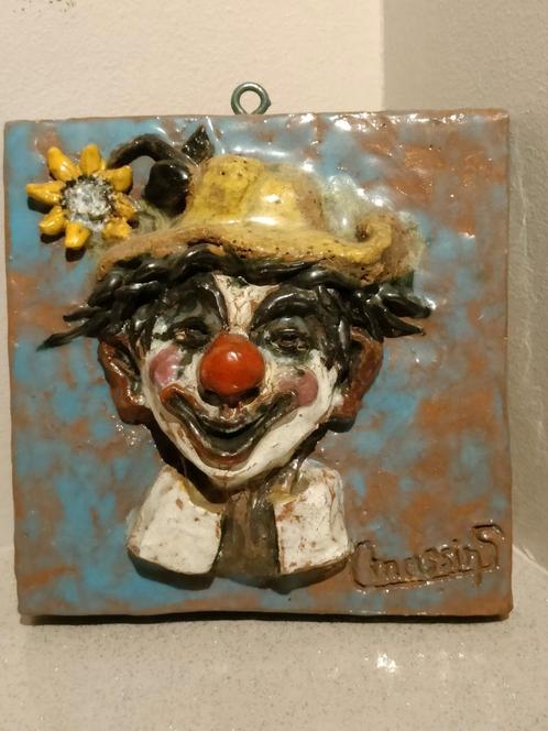 Sculpture spectaculaire sur carreau de céramique clown signé, Antiquités & Art, Antiquités | Céramique & Poterie, Enlèvement ou Envoi