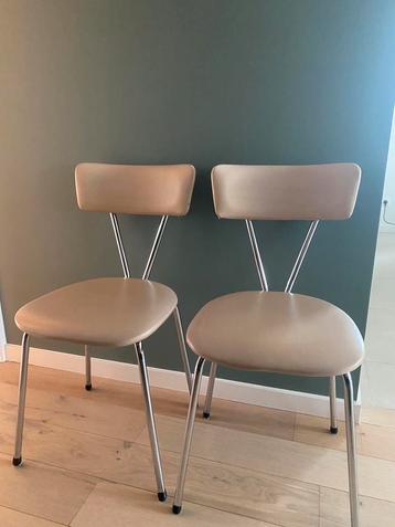 Twee Vintage stoelen beschikbaar voor biedingen