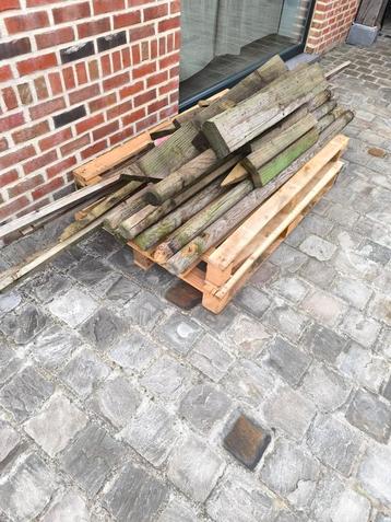 Gratis brandhout, en 2 wegwerp palletten  beschikbaar voor biedingen