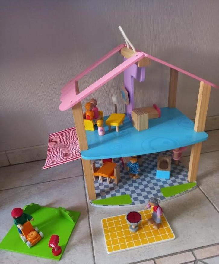 Houten poppenhuis met meubeltjes en poppetjes, Kinderen en Baby's, Speelgoed | Poppenhuizen, Zo goed als nieuw, Poppenhuis, Ophalen of Verzenden