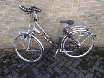 sportieve damesfiets beschikbaar voor biedingen