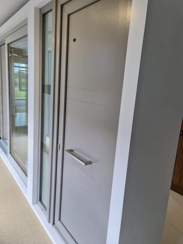 PVC Deur met vast zijlicht beschikbaar voor biedingen