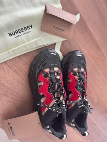 Origineel Burberry Schoenen beschikbaar voor biedingen