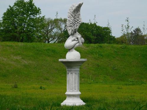 Knielende engel met vleugels omhoog - inclusief sokkel - vol, Tuin en Terras, Tuinbeelden, Steen, Ophalen of Verzenden