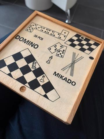 Houten doosje met (reis) spelletjes. beschikbaar voor biedingen