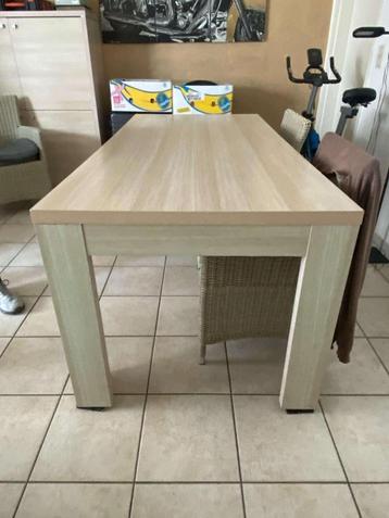 Tafel eetplaats beschikbaar voor biedingen