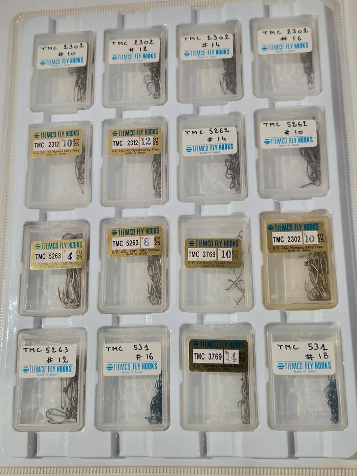TMC hook file ,  haak map met 32 doosjes en 696 tmc  haken, Watersport en Boten, Hengelsport | Vliegvissen, Zo goed als nieuw