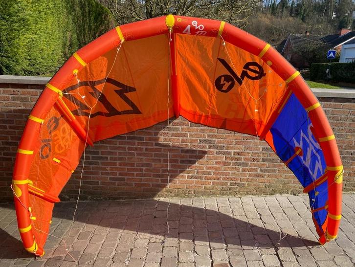 North Evo 4m - Kite in uitstekende staat - Nieuw prijs, Watersport en Boten, Kitesurfen, Zo goed als nieuw, Kite, 4 m² of minder