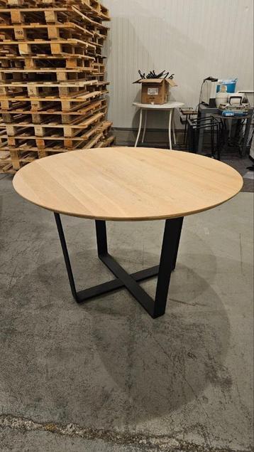 Ronde tafel in massief eik en metaal beschikbaar voor biedingen