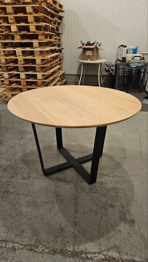 Ronde tafel in massief eik en metaal, Huis en Inrichting, Tafels | Eettafels, Zo goed als nieuw, 100 tot 150 cm, 100 tot 150 cm