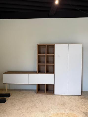 Nieuwe massief houten kast met witte kasten beschikbaar voor biedingen