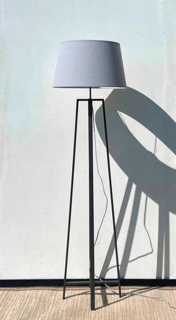 Eigentijds design vloerlamp * Staanlamp beschikbaar voor biedingen