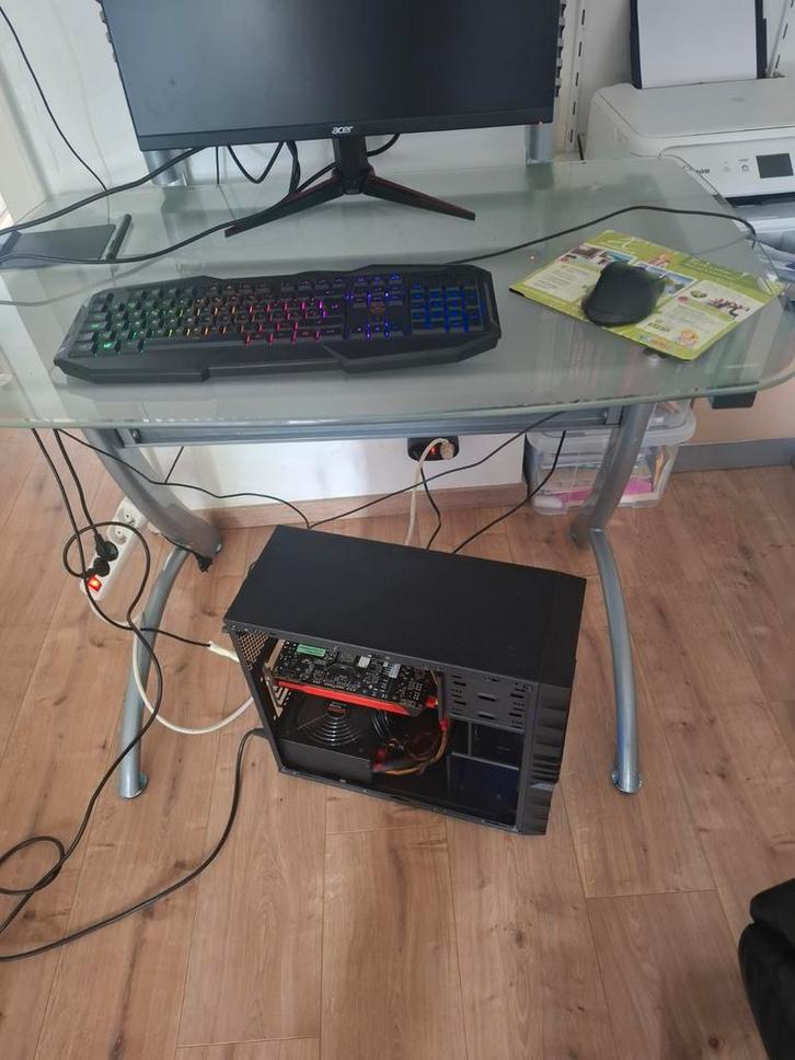 Werkende pc+ toetsenbord met led en muis., Computers en Software, Desktop Pc's, Zo goed als nieuw, Ophalen