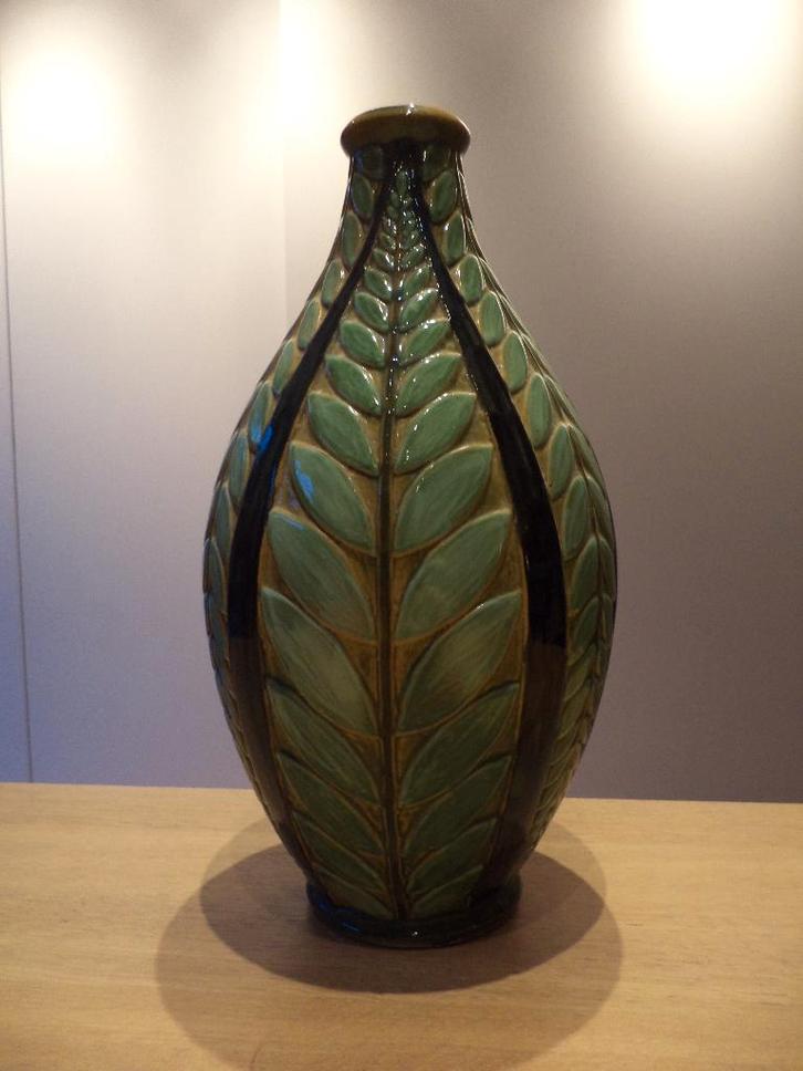 JACQUES CHARLIER Wijgmaal museale siervaas, reliëf bladdecor, Antiek en Kunst, Antiek | Keramiek en Aardewerk, Ophalen