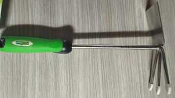 Drietandige slang  beschikbaar voor biedingen