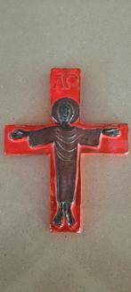 Kruisbeeld in keramiek - rood geëmaileerd, Comme neuf, Enlèvement ou Envoi