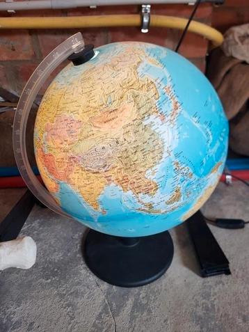 Wereldbol lamp beschikbaar voor biedingen