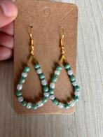 Mooie oorbellen mintgroen/wit, Handtassen en Accessoires, Oorbellen, Ophalen of Verzenden, Zo goed als nieuw, Wit, Goud