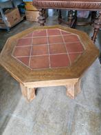 Zware houten achthoekige salontafel met rode tegels, Huis en Inrichting, Tafels | Salontafels, Ophalen, Gebruikt, 50 tot 100 cm