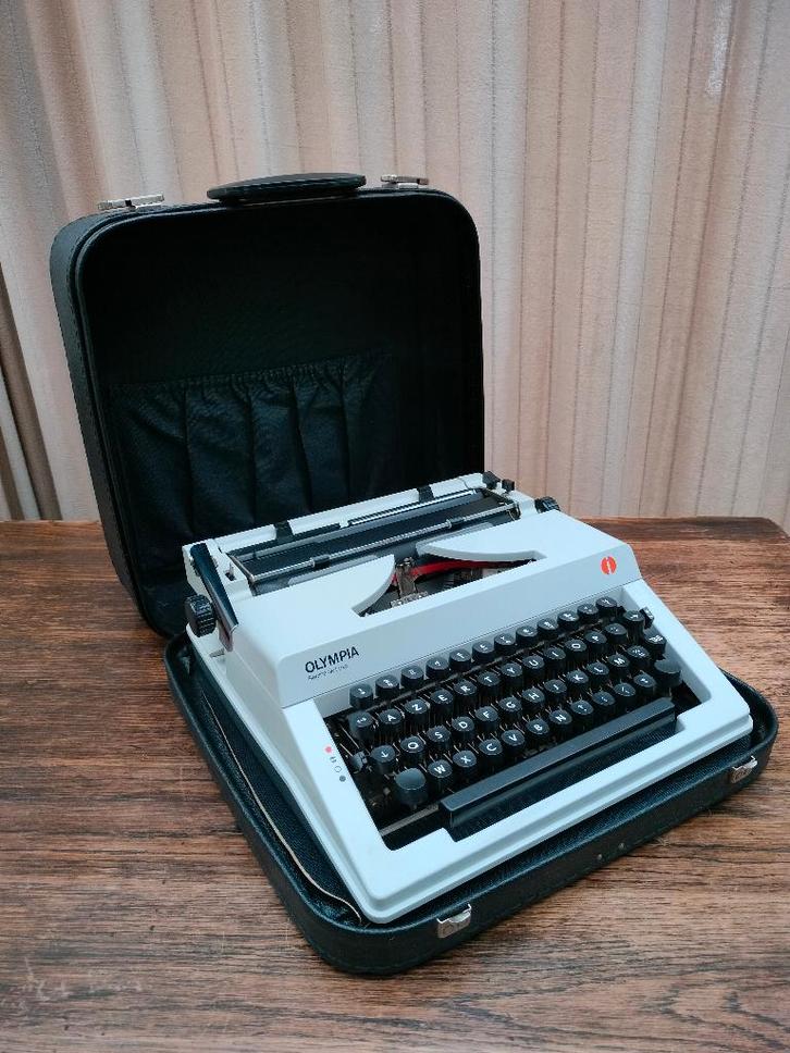 Typemachine OLYMPIA Regina de Luxe. Made in GDR. Jaar 1980., Hobby en Vrije tijd, Cursusmateriaal, Gebruikt, Overige typen, Ophalen of Verzenden