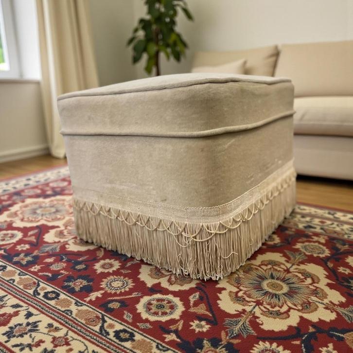 Vintage beige poef / voetbank met franjes, Huis en Inrichting, Zetels | Voetbanken en poefs, Zo goed als nieuw, Ophalen of Verzenden