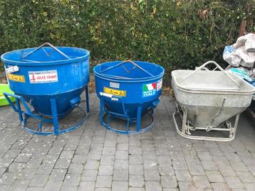 Betonkubels, draadscharen, palethaak, enz… beschikbaar voor biedingen