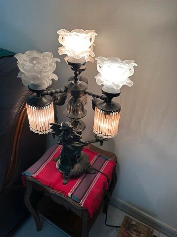 Antieke tafellamp  met 4 en 3 lichten beschikbaar voor biedingen