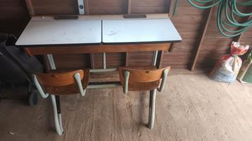 oude schoolbank beschikbaar voor biedingen