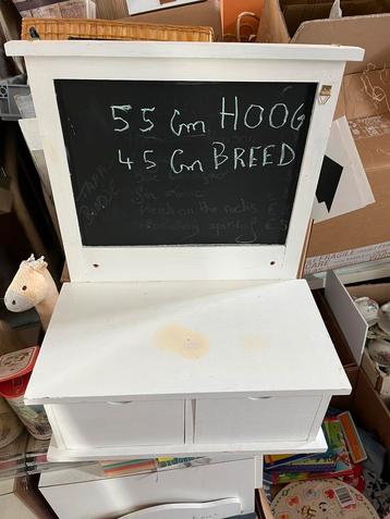 Kastje met schrijfbord beschikbaar voor biedingen