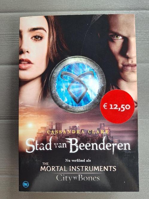 Stad van Beenderen, Boeken, Fantasy, Zo goed als nieuw, Ophalen of Verzenden