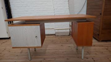 Leuk retro bureautje beschikbaar voor biedingen