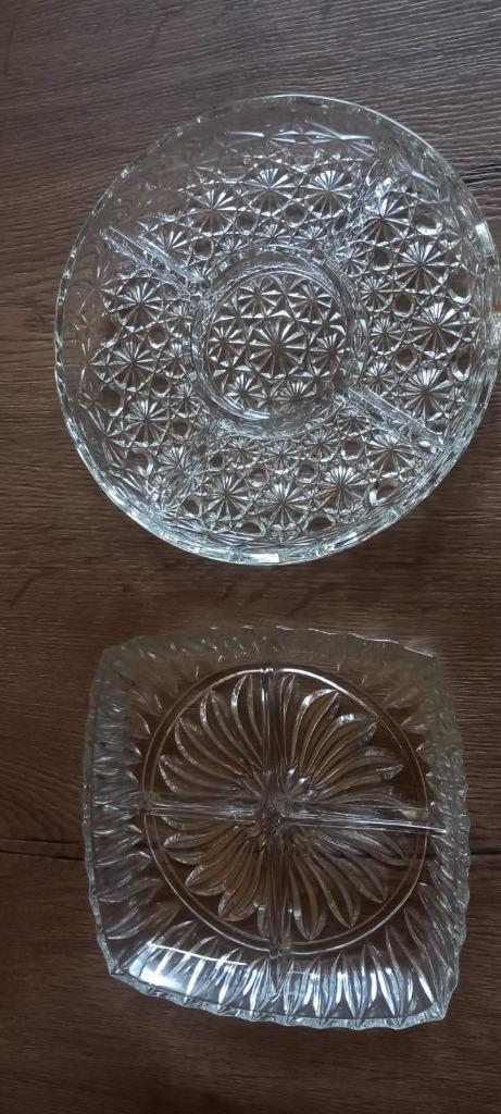 2 glazen schalen met vakverdeling., Maison & Meubles, Accessoires pour la Maison | Plataux & Paniers, Comme neuf, Balance, Autres formes