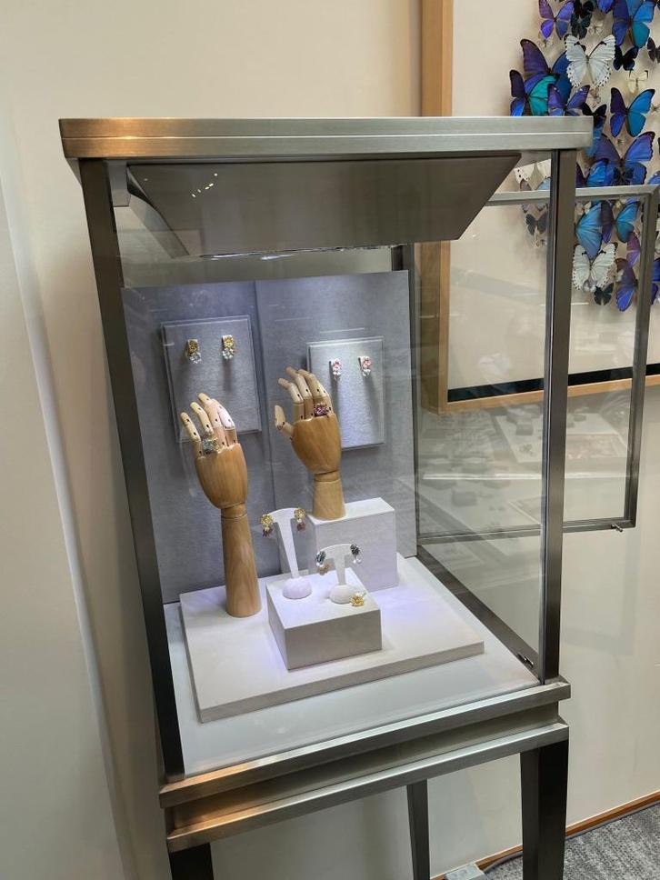 HOOGWAARDIGE VITRINES MET DISPLAYS, Huis en Inrichting, Kasten | Vitrinekasten, Zo goed als nieuw, Met lade(s), Met deur(en), Grenenhout