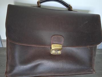 Boekentas leder van merk Arthur en Aston beschikbaar voor biedingen