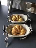 2 broodmandjes met namaak croissant, Ophalen