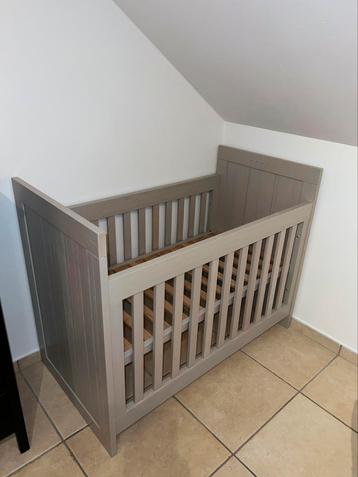 Baby wieg beschikbaar voor biedingen