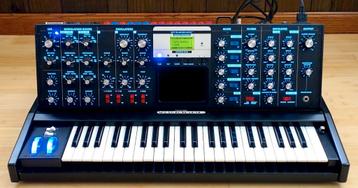 Moog voyager electric blue beschikbaar voor biedingen
