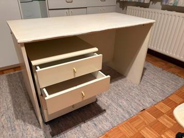 Bureau en ladeblok beschikbaar voor biedingen