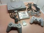 Sony PlayStation 1 avec 2 manettes 1 jeu une carte mémoire, Enlèvement ou Envoi, Comme neuf, Avec 2 manettes