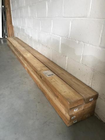 8 houten balken beschikbaar voor biedingen