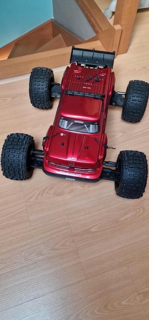 Arrma Outcast 4S V2 RTR + Accu + roues, Hobby en Vrije tijd, Modelbouw | Radiografisch | Auto's, Zo goed als nieuw, Ophalen