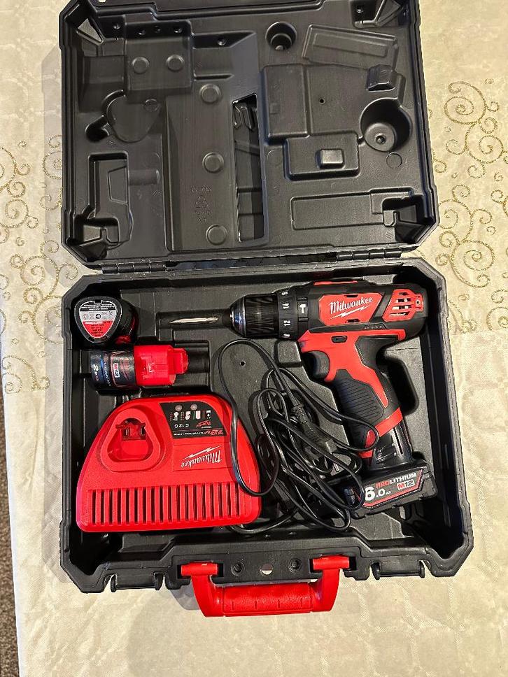 Milwaukee, Bricolage & Construction, Outillage | Foreuses, Comme neuf, Foreuse et Perceuse, 600 watts ou plus, Mécanisme de percussion